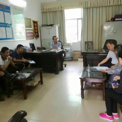 琼中县政协副主席、国土局局长王芳敏在县信访局接访群众