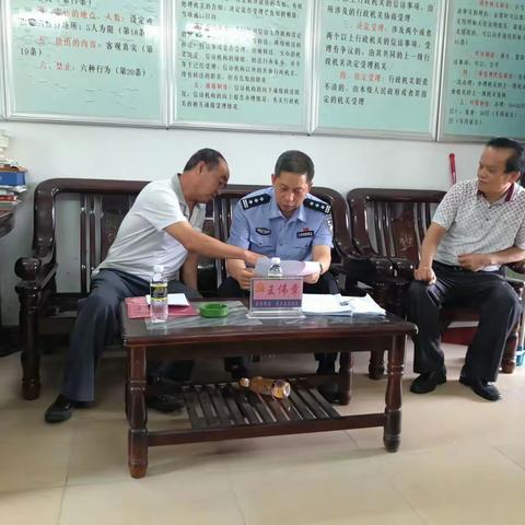 琼中县委常委、公安局局长王伟章在县信访局接访室面对面接访群众