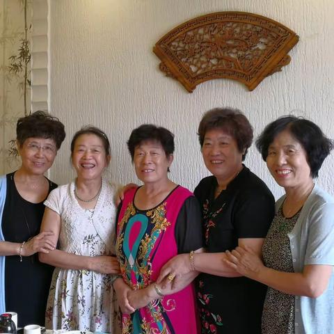 老友重逢心欢畅