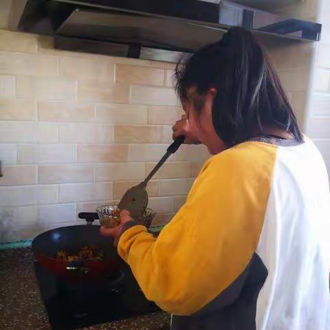 寒假生活开始了，从中学会了很多，也体会到了父母为了我们不辞辛苦的付出，不图回报，只想让我们过得更好！