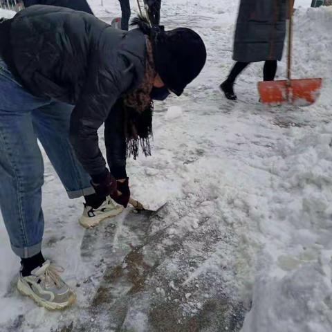 永清社区卫生服务中心 为民铲雪，保障出行