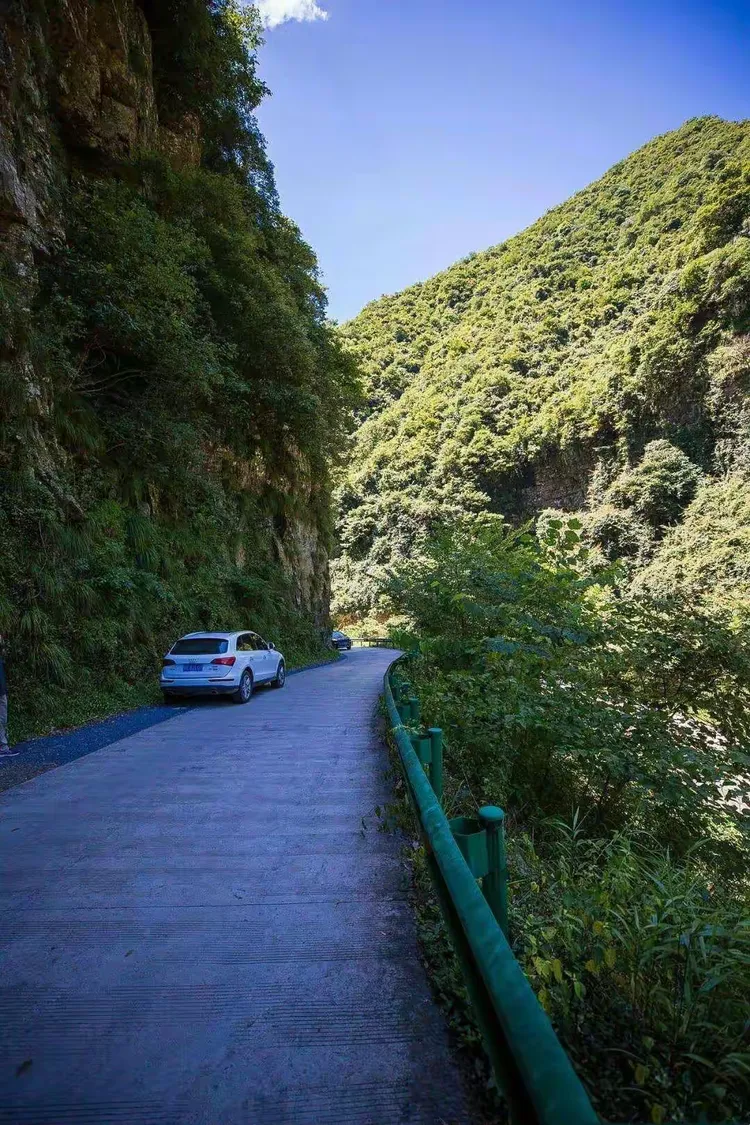 早上吃过早餐，就开始走传说中的皖南小川藏线了。一路开车一路景，青山或竹林连绵，远山叠嶂依附在蓝天白云