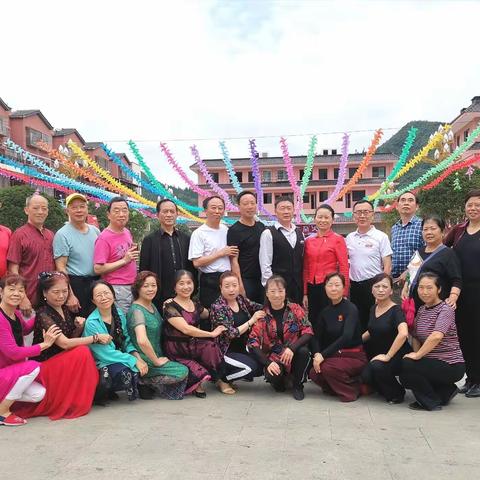 在.贵州避山庄.我们参加柯老师国标舞学习班.结束留影！2020.08.18