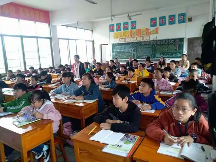 长塘镇中学举行青年教师同课异构教研活动