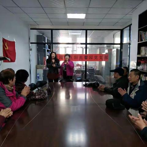 龙岗街道阳光馨园居委会开展“我唱歌我快乐，老年人歌唱活动”