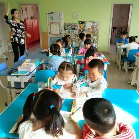 认真学习的孩子们