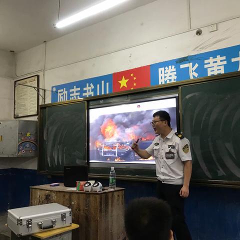 岳阳政安护生消防赴大坪中学“灭火”