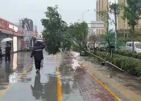 南徐社区工作人员冒着暴风雨巡逻