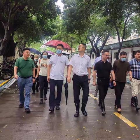 鱼峰区区委书记石小松到十四中调研强降雨防御工作