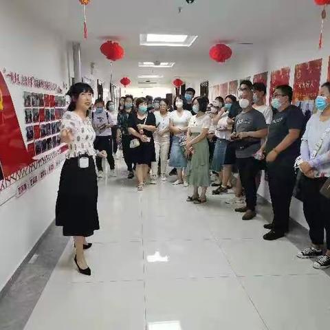 【扛红旗 当先锋】城镇街道凤凰街社区迎接张家口市非公有制企业党组织书记示范培训班 一行到社区参观学习