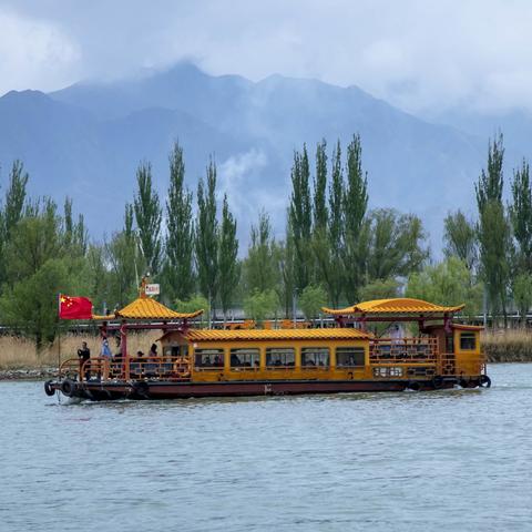 秘境太极岛 花映刘家峡，摄影：星图，拍摄地：甘肃永靖县，拍摄时间：2021年4月24日