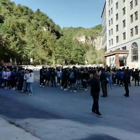 “国庆”假日第五天我县各重点景区车水马龙、游人如织、秩序井然。