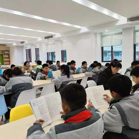 二月春风似剪刀，华师学子乐淘淘！