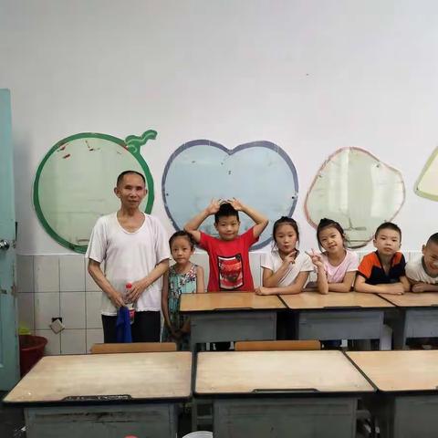 开学前奏：我们争当环保小卫士