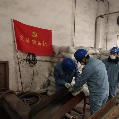 让党旗飘扬在战疫、生产一线