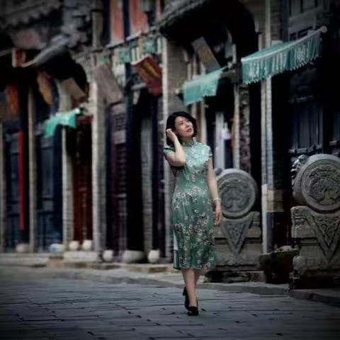 旗袍与古街的邂逅