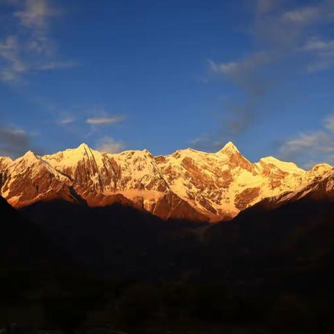 西藏，索松村，日照金山。