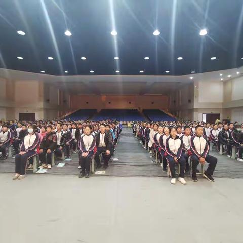 心中有梦，脚下有路，眼中有光——满庄一中上学期期末表彰暨新学期动员部署大会