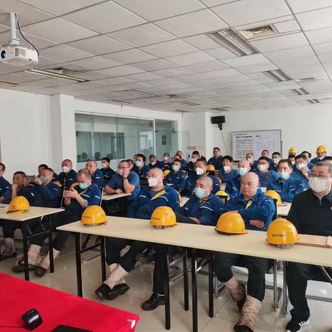 “奋进新征程，建功新时代”