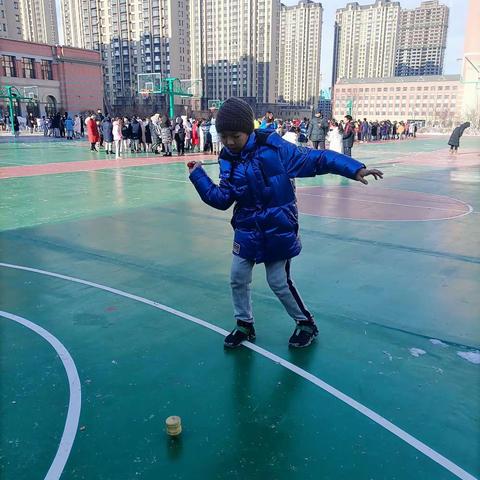雪中魅力，冰上精灵——记北师长附四年三班冰雪节抽冰尜大赛