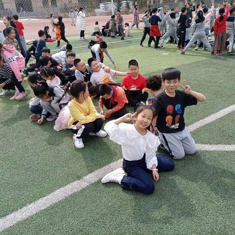 今日接力强体魄，春暖花开正当时——记三年三班接力跑比赛