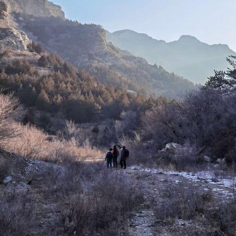 周六我们去探洞。