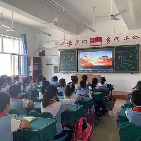 【四六班】浅浅时光，花开未央。浅笑安然，似水流年