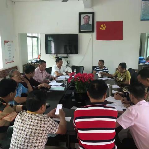 邓中贤组织村两委与村民小组布置工作会议