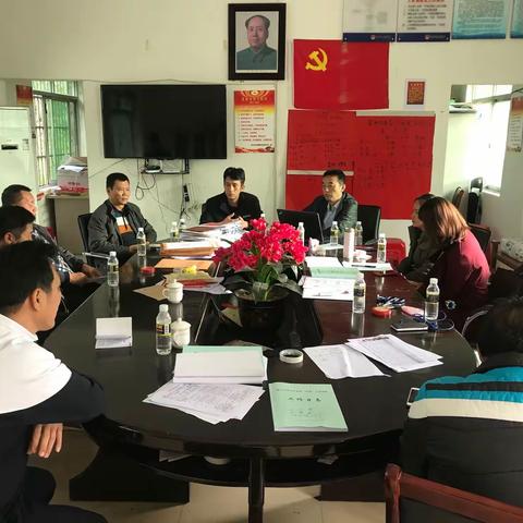 12月9日下午，镇长杜生奋带领镇检查组到富伟村委会督导检查工作，做好明天省扶贫考核检查组准备工作。