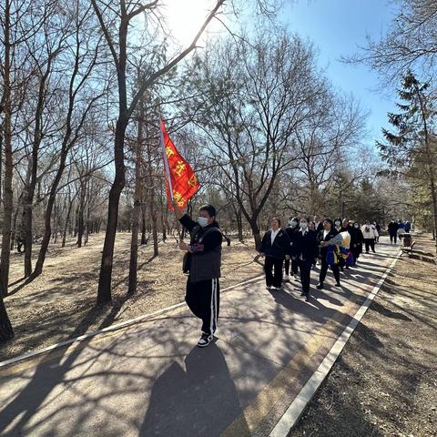 【北湖街道西虹社区】开展“亲近自然 游园踏春”主题徒步活动