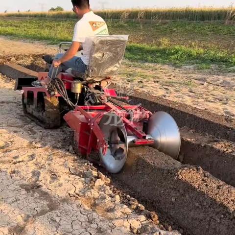 多功能履带旋耕机，柴油25-35马力电启动拖拉机，标配，开沟，旋耕，除草，回填，液压推土铲，等工具。