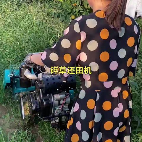 这种自走式碎草还田机能够提高农作物产量，真是令人惊叹！🌾🌾🌾