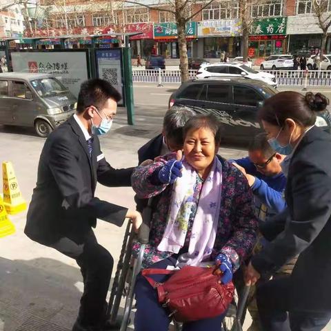 工行服务有温度，轮椅老人享照顾