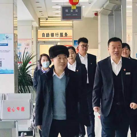 呼伦贝尔分行刘文明行长莅临中央街支行、信用卡中心慰问年终决算员工