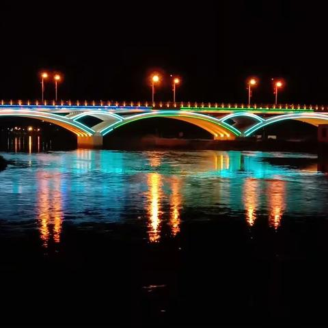 夏天的城市，女人的T台