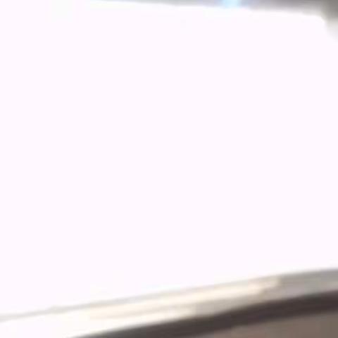 疫情路上不放松，雨中执勤保平安