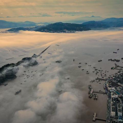 让我们一起飞一一《蛟龙出海》