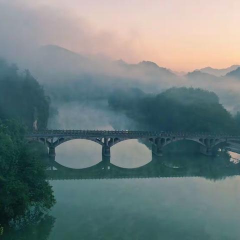 让我们一起飞一一《溪桥晨曦》