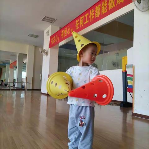 七彩童年幼儿园小班的锋锋愉快的一天