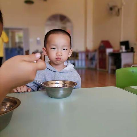 七彩童年幼儿园小班的亮亮愉快的一天