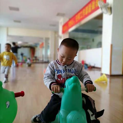 七彩童年幼儿园小班的铭铭愉快的一天