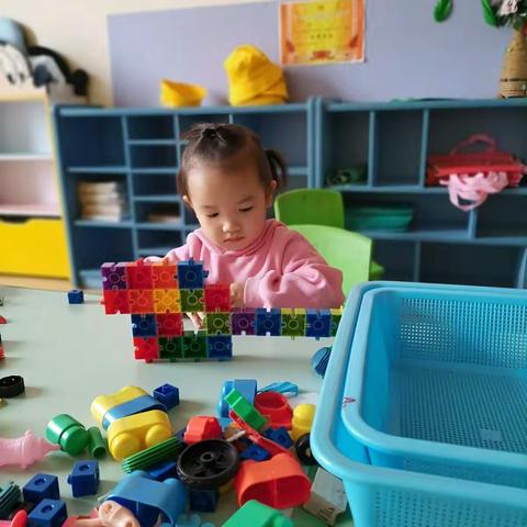 七彩童年幼儿园小班的楠楠愉快的一天