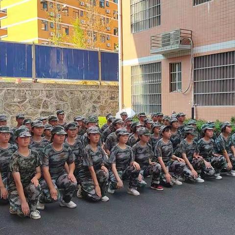 江英高级中学C2203班军训（二）