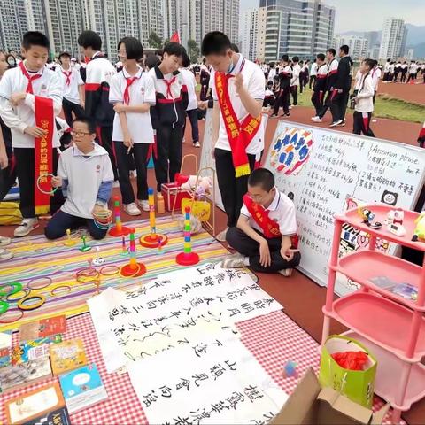 学思践悟二十大 踔厉奋发启新程——记龙岩一中锦山学校2025届（13）班学雷锋爱心义卖