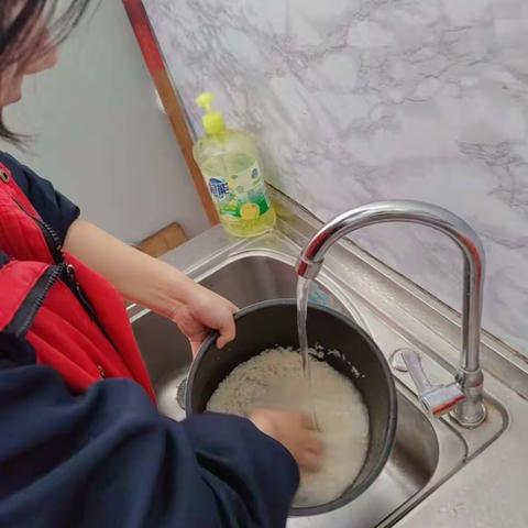 沙河市第三中学2104班张铄涵学做饭菜劳动实践