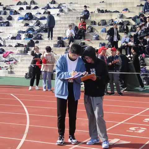 在操场上挥洒汗水，在青春时努力拼搏