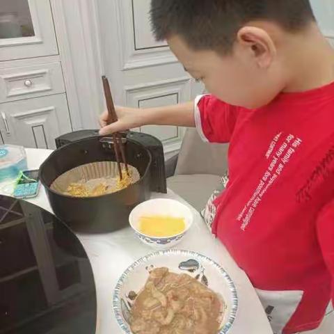 快乐的做饭时光！———曹子轩