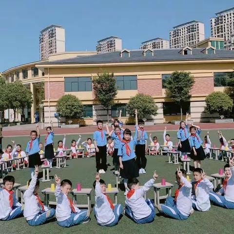 音乐不停，精彩不断——九江小学八里湖校区三年级杯子舞表演