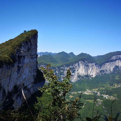 攀走悬崖绝壁朝东岩