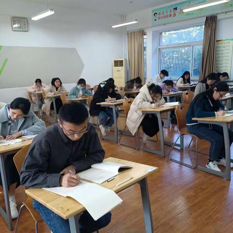 安心恬静        笔端生韵        执笔不辍        翰墨飘香一一教育家书院对济大实习教师进行钢笔字培训